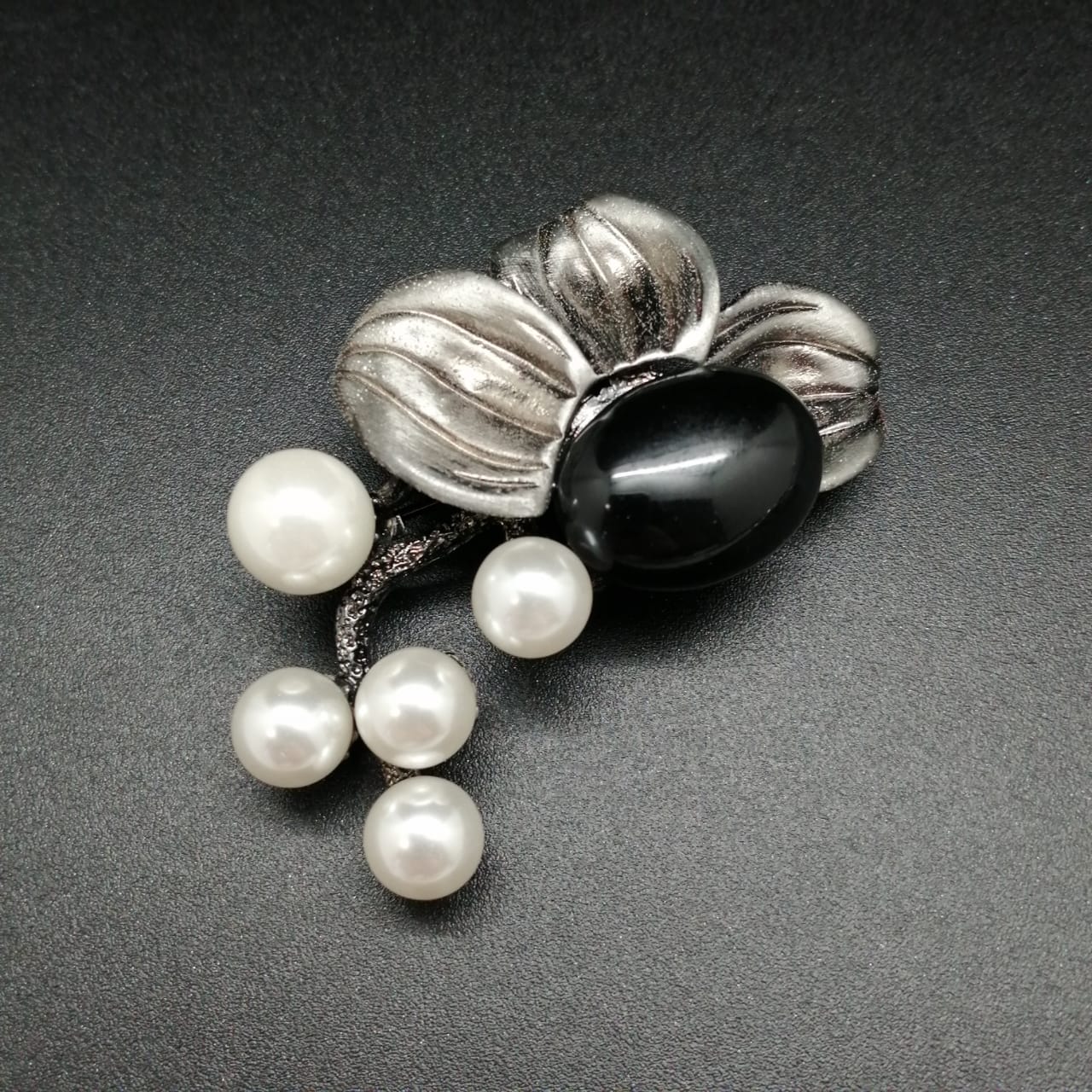 картинка Брошь цветок с черной тычинкой и белыми бусинами  от магазина El Corazon