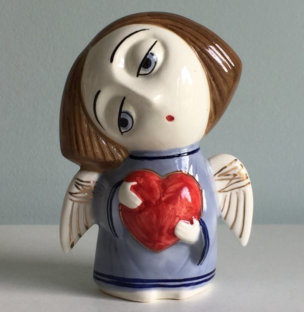 картинка Фаянсовая скульптура Ангел с сердцем 24 Sr-VH-402 от магазина El Corazon