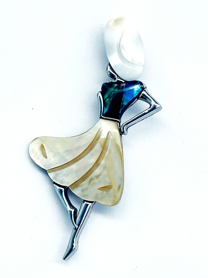 картинка BR0550 Брошь-подвеска "Танцующая девушка 3" с перламутром (Гелиотис) от магазина El Corazon