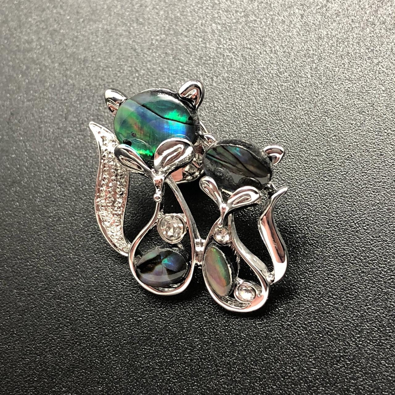 картинка BR0454 Брошь - подвеска "Котята" с перламутром (Гелиотис)  от магазина El Corazon