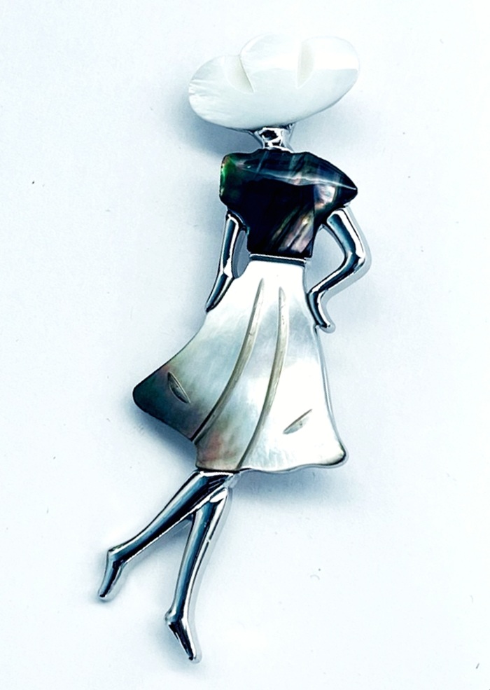 картинка BR0545 Брошь-подвеска "Танцующая девушка 5" с перламутром (Гелиотис) от магазина El Corazon