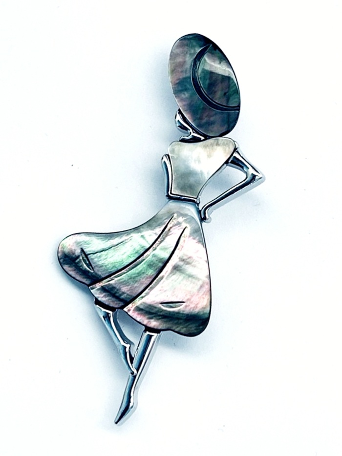 картинка BR0552 Брошь-подвеска "Танцующая девушка 1" с перламутром (Гелиотис) от магазина El Corazon