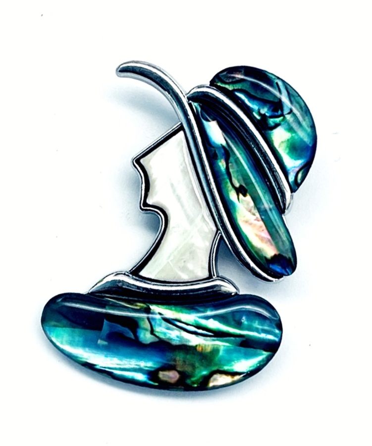 картинка BR0544 Брошь-подвеска "Дама в шляпке 1" с перламутром (Гелиотис) от магазина El Corazon