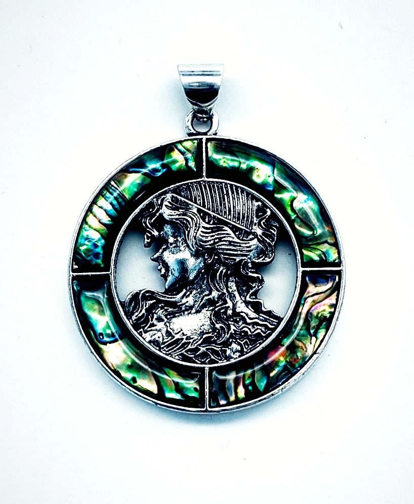 картинка Kul301 Подвеска Круг- Профиль Нимфы из Перламутра (Гелиотис) от магазина El Corazon