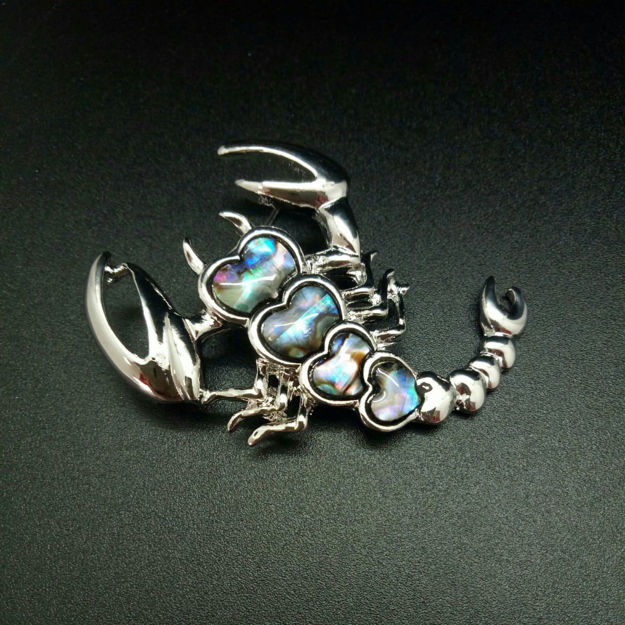 картинка Брошь "Скорпион" с перламутром (Гелиотис) от магазина El Corazon