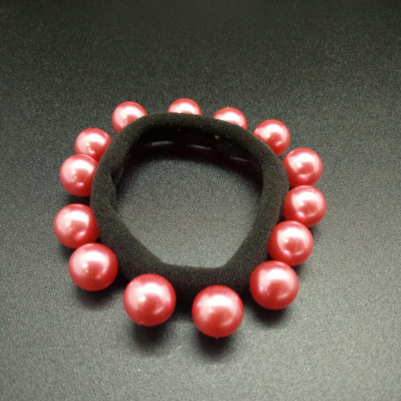 картинка Резинка для волос с розовыми бусинами от магазина El Corazon