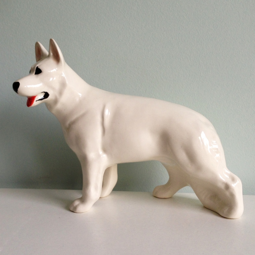 картинка Фаянсовая скульптура Немецкая овчарка белая Sr-VH-101 от магазина El Corazon