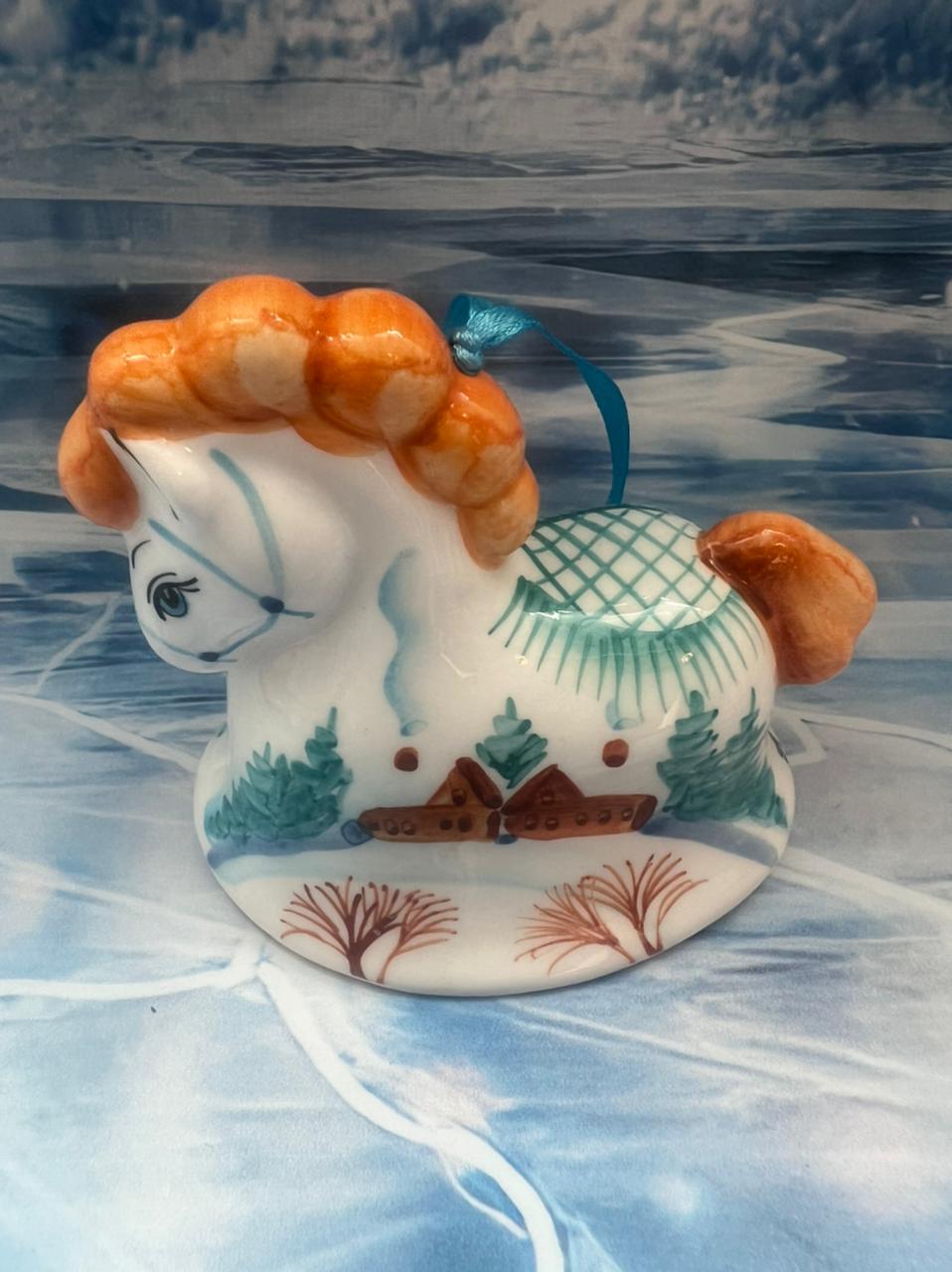 картинка Фарфоровый колокольчик Лошадка, легкая ёлочная игрушка Sr-AH-194 от магазина El Corazon