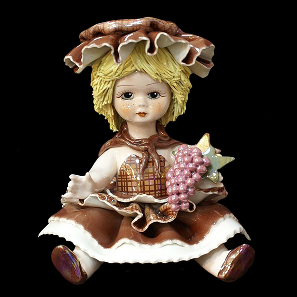картинка Фарфоровая статуэтка "Куколка с виноградом" ZP-00334 от магазина El Corazon