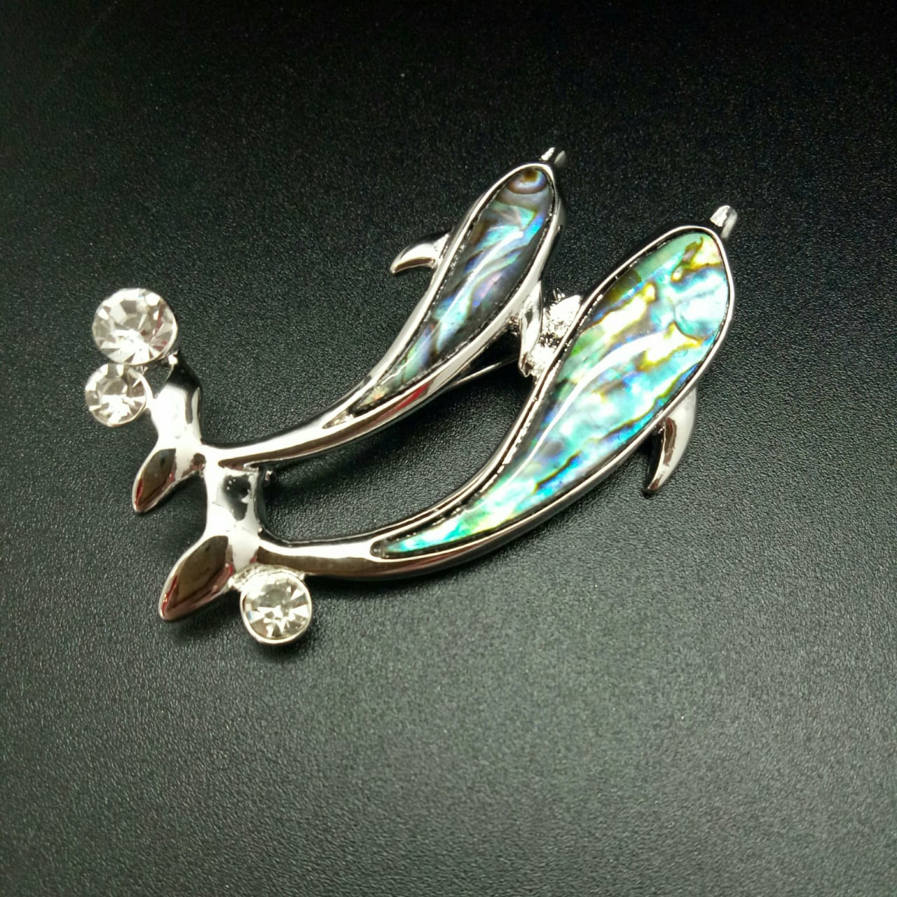 картинка Брошь "Дельфины" с перламутром (Гелиотис) от магазина El Corazon