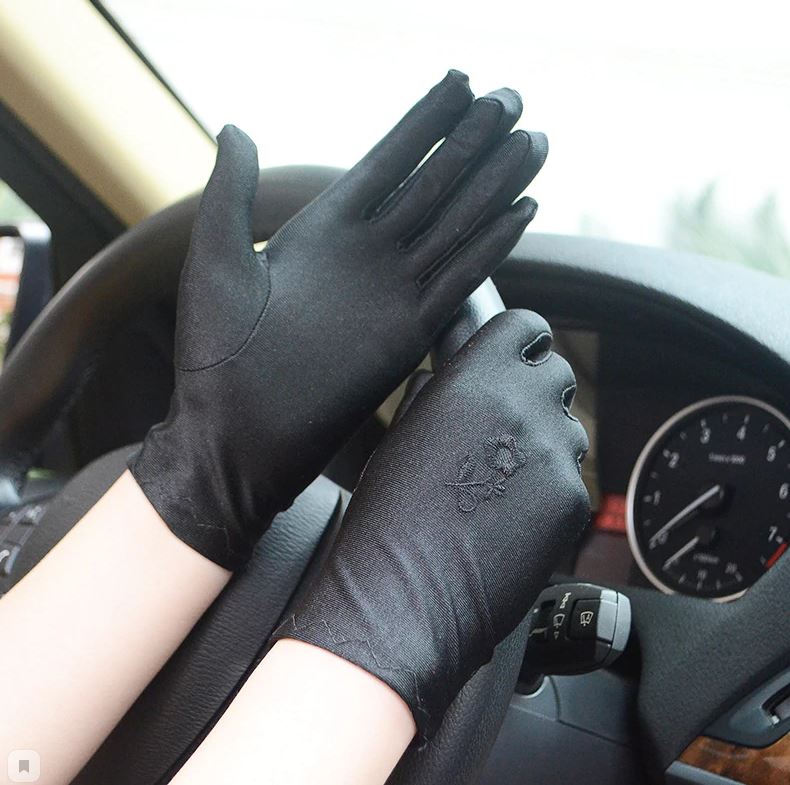 картинка Женские солнцезащитные перчатки с цветочком, черные glov-25 от магазина El Corazon