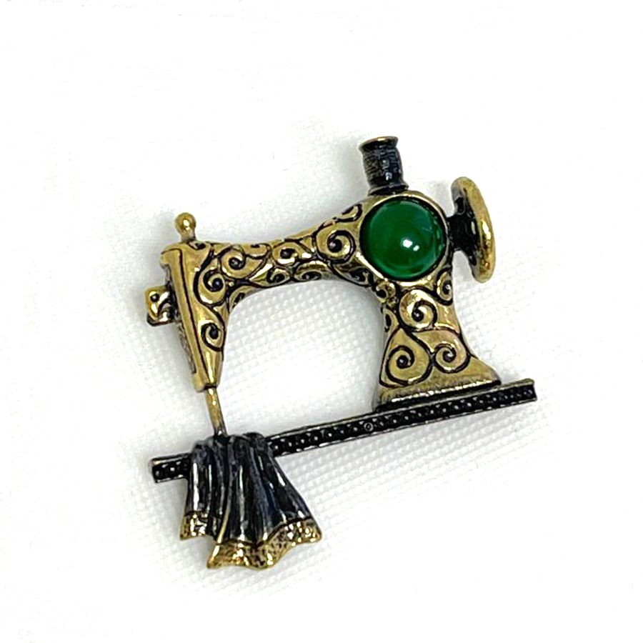 картинка Брошь Швейная машинка 2134.4-Х, зеленая от магазина El Corazon