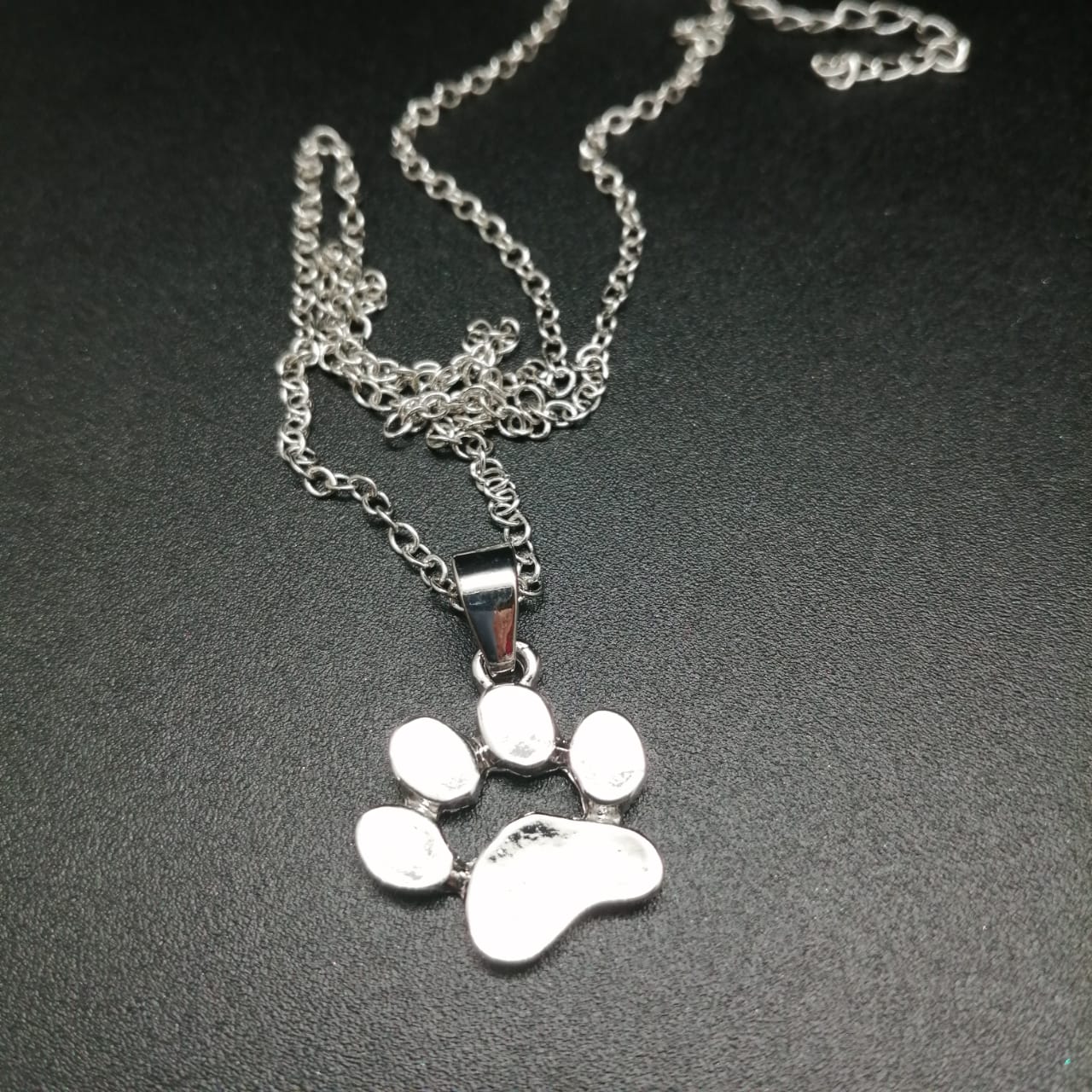 картинка Кулон Лапка собаки 2,5 см на цепочке серебряного цвета  от магазина El Corazon