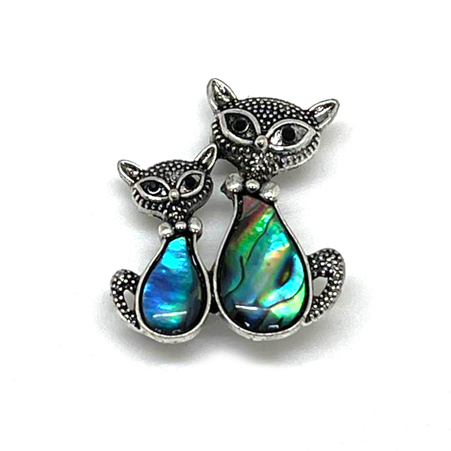 картинка BR0495 Брошь-подвеска "Кошечки с бантиком" с перламутром (Гелиотис)   от магазина El Corazon