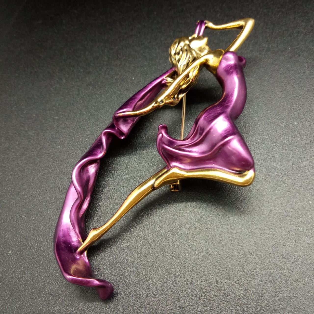 картинка Брошь Танцующая девушка в фиолетовом платье  от магазина El Corazon