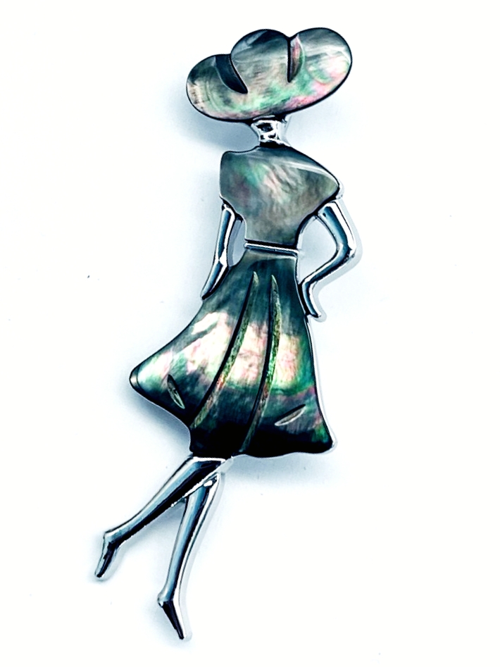 картинка BR0546 Брошь-подвеска "Танцующая девушка 4" с перламутром (Гелиотис) от магазина El Corazon