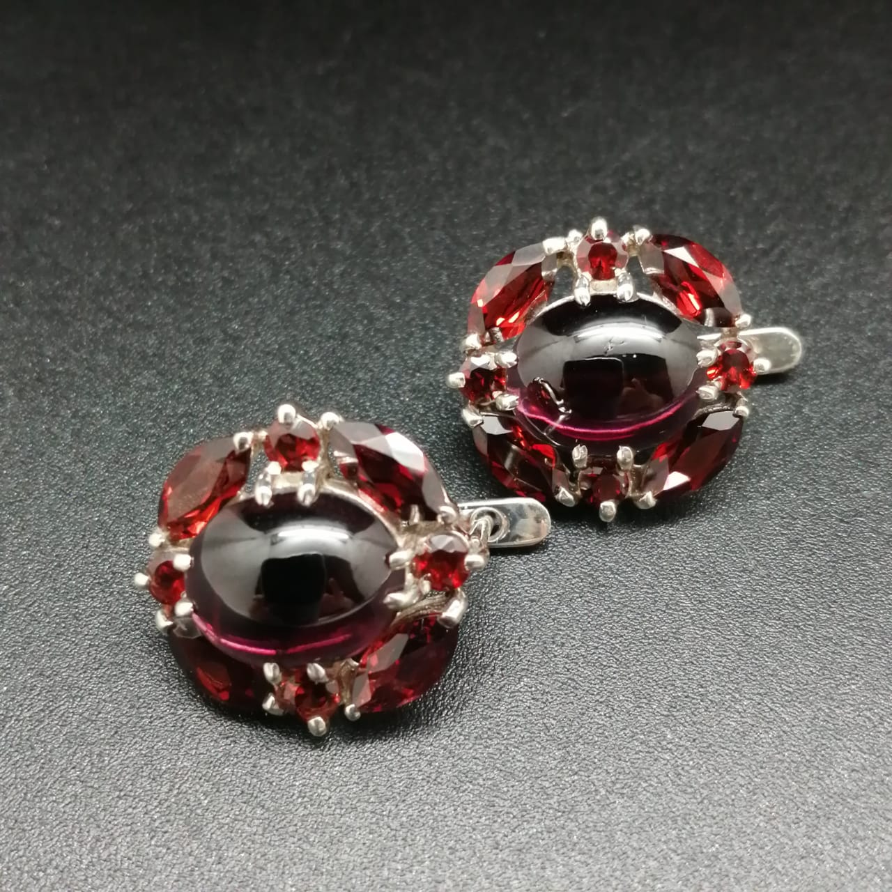 картинка Комплект серьги и кольцо из серебра и камня Гранат 01  от магазина El Corazon