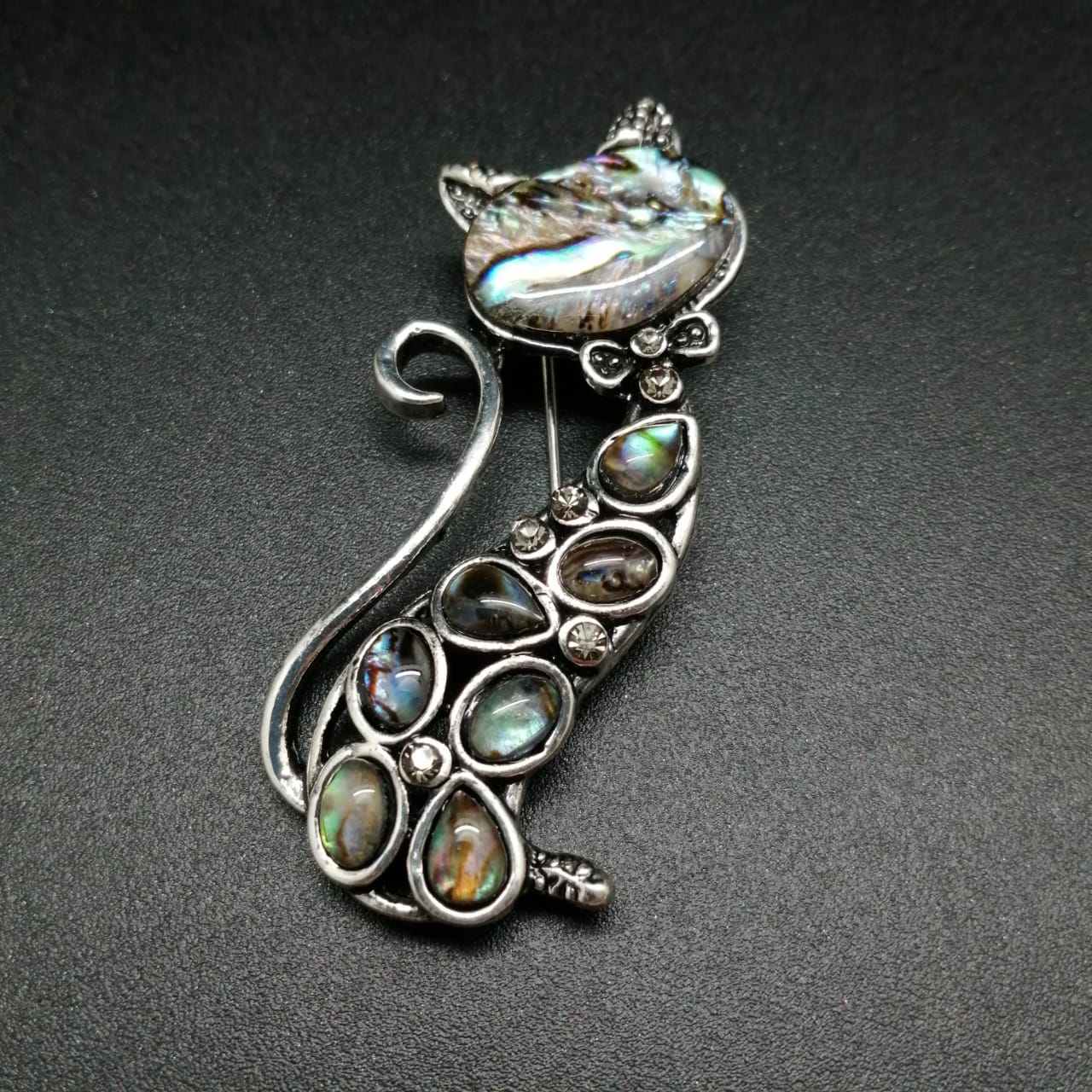 картинка BR0451 Брошь "Кошечка" с перламутром (Гелиотис) от магазина El Corazon