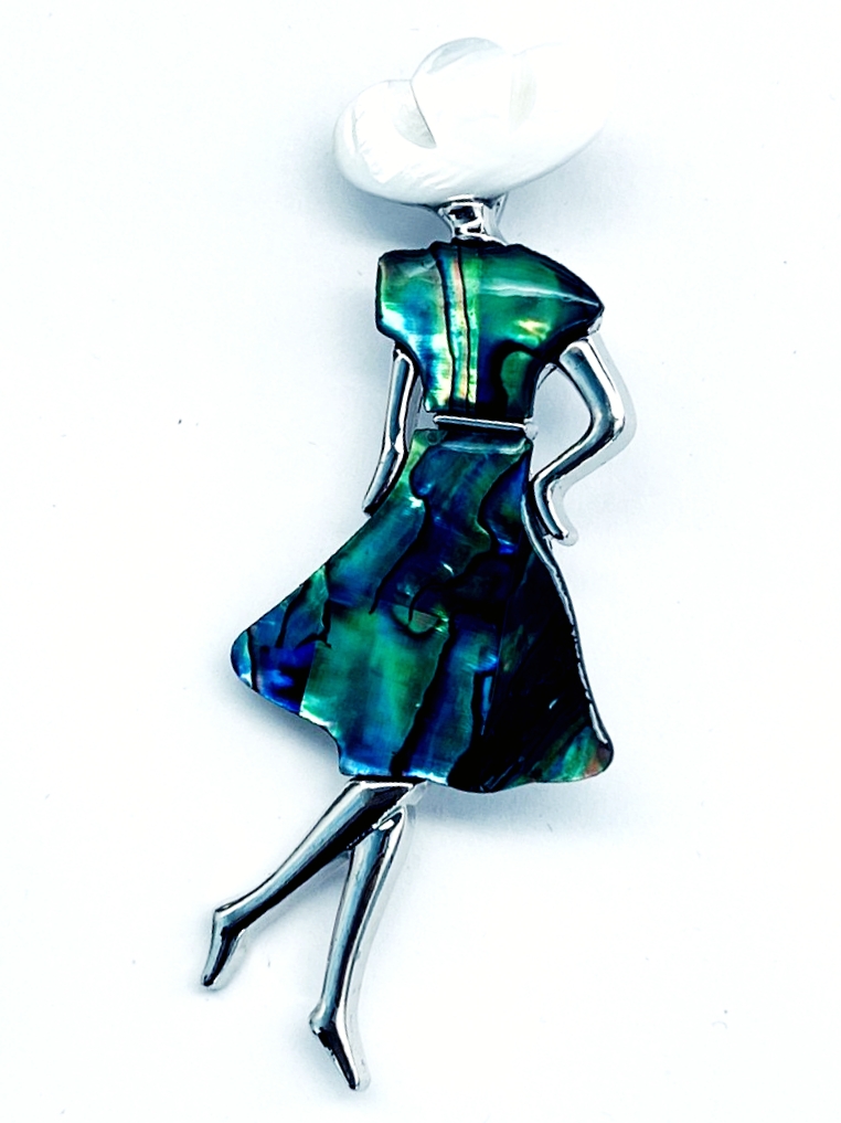 картинка BR0547 Брошь-подвеска "Танцующая девушка 3" с перламутром (Гелиотис) от магазина El Corazon