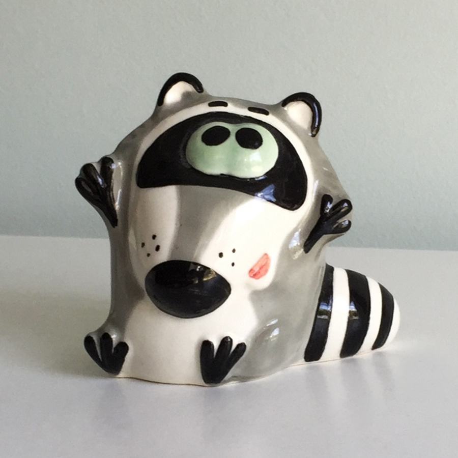 картинка Фаянсовая ёлочная игрушка Енот Sr-VH-378 от магазина El Corazon