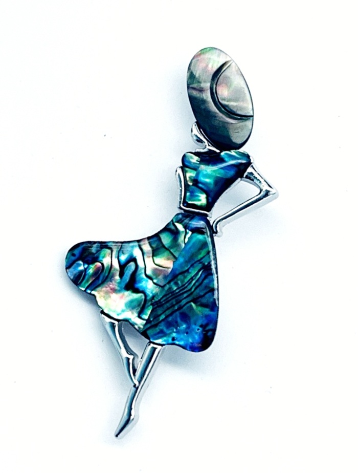 картинка BR0551 Брошь-подвеска "Танцующая девушка 2" с перламутром (Гелиотис) от магазина El Corazon