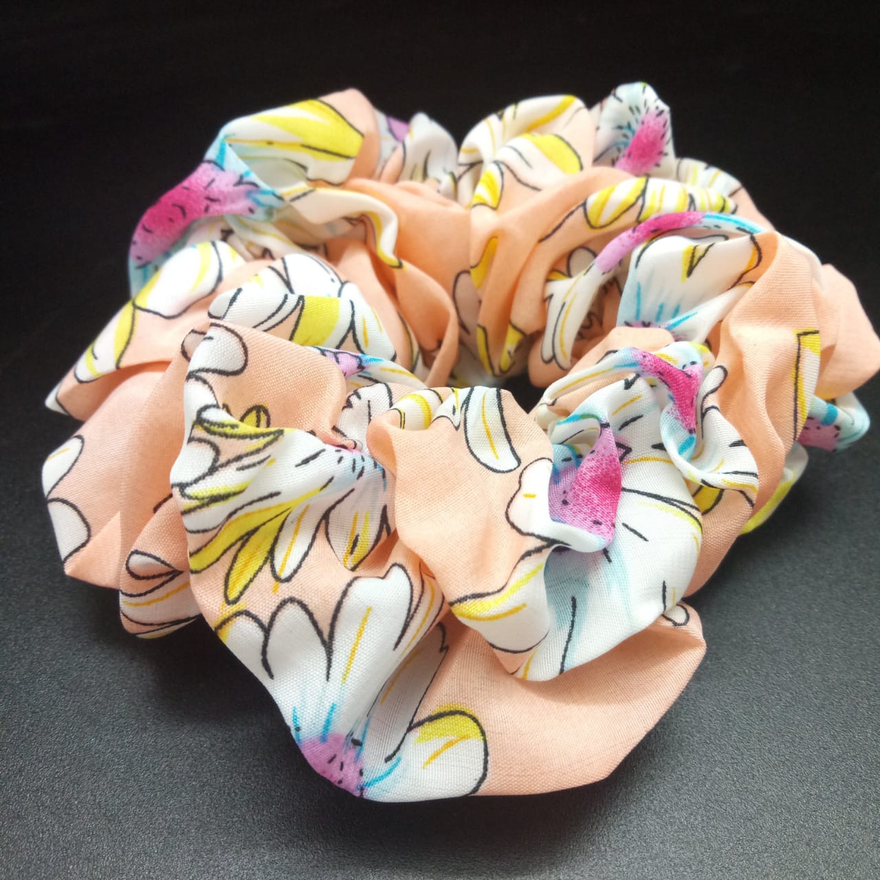 картинка Резинка для волос тканевая d - 11 см персиковая с белыми цветами от магазина El Corazon
