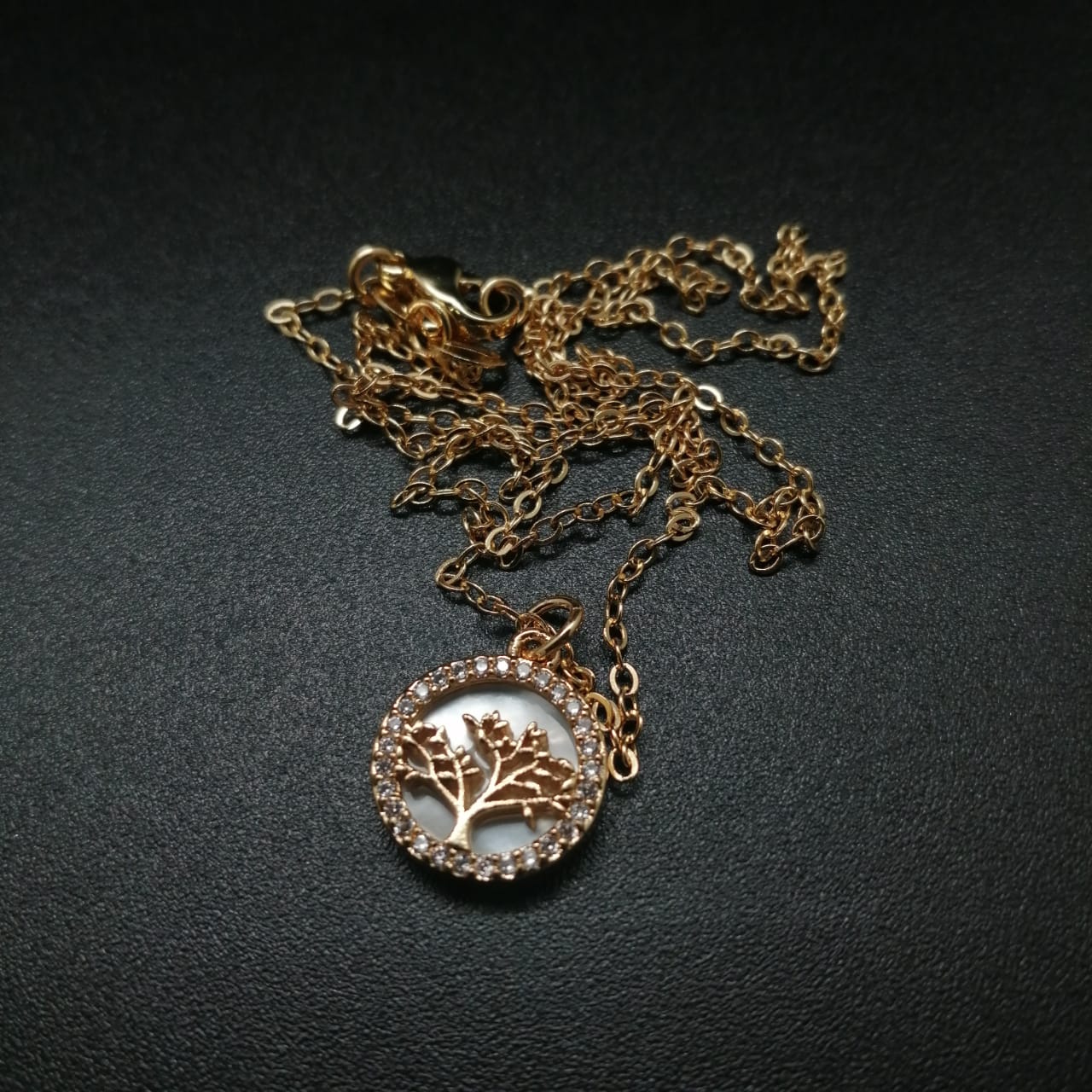картинка Круглый кулон на цепочке из жемчуга, камня цирконий и ювелирного металла, дерево от магазина El Corazon