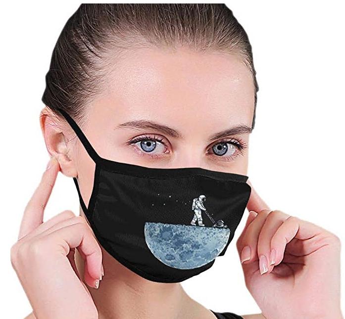 картинка Многоразовая маска для лица с принтом Человек на луне от магазина El Corazon