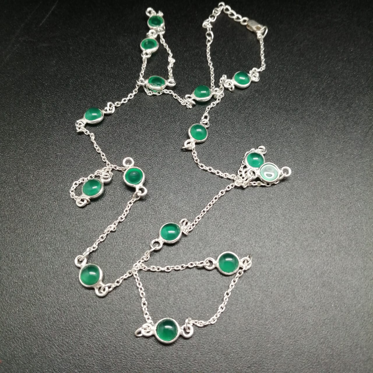 картинка Ожерелье из серебряных цепочек и камня Жадеит 63 см от магазина El Corazon
