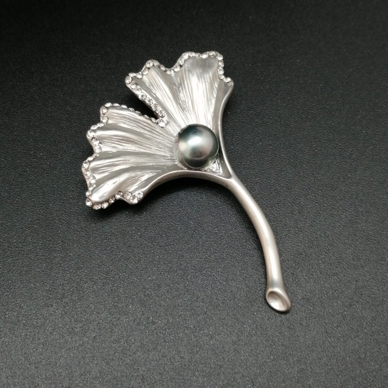 картинка Брошь - подвеска серебряный цветок с бусиной  от магазина El Corazon