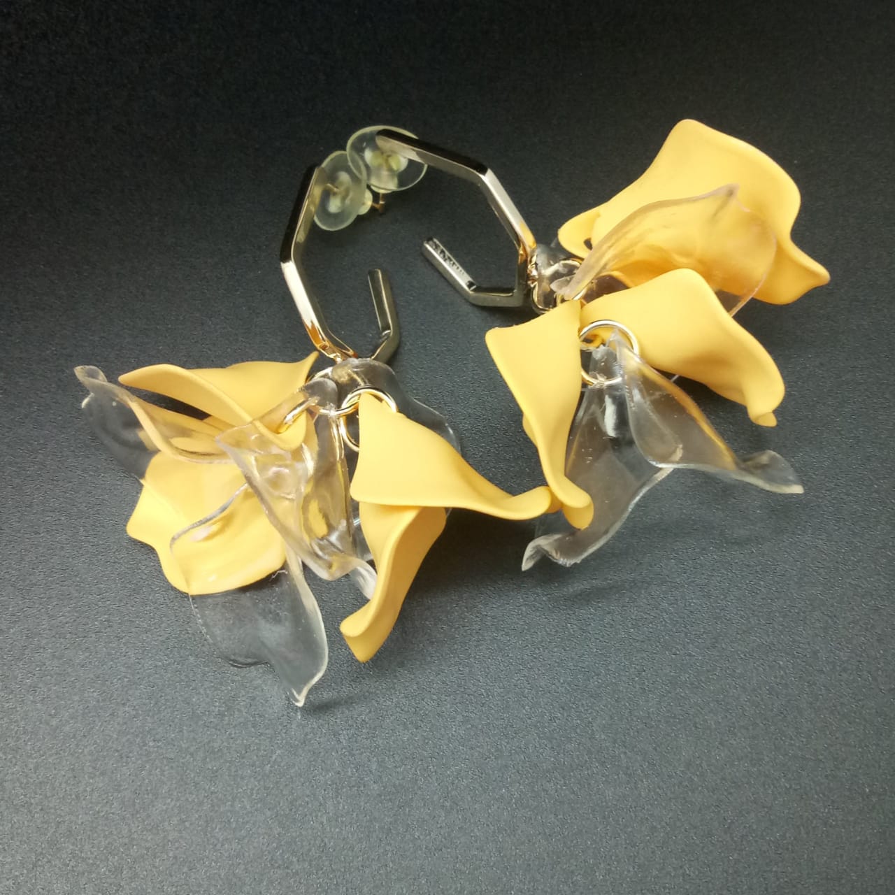 картинка Серьги желтые Лепестки из Полимерной глины и дорогой Корейской фурнитуры 7 см от магазина El Corazon