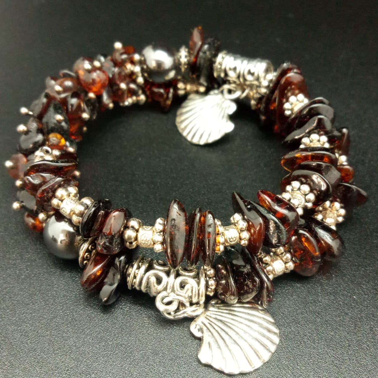 картинка Браслет - спираль d 7 см, из янтаря, ювелирного металла и шарма 10 bracelet-152 от магазина El Corazon