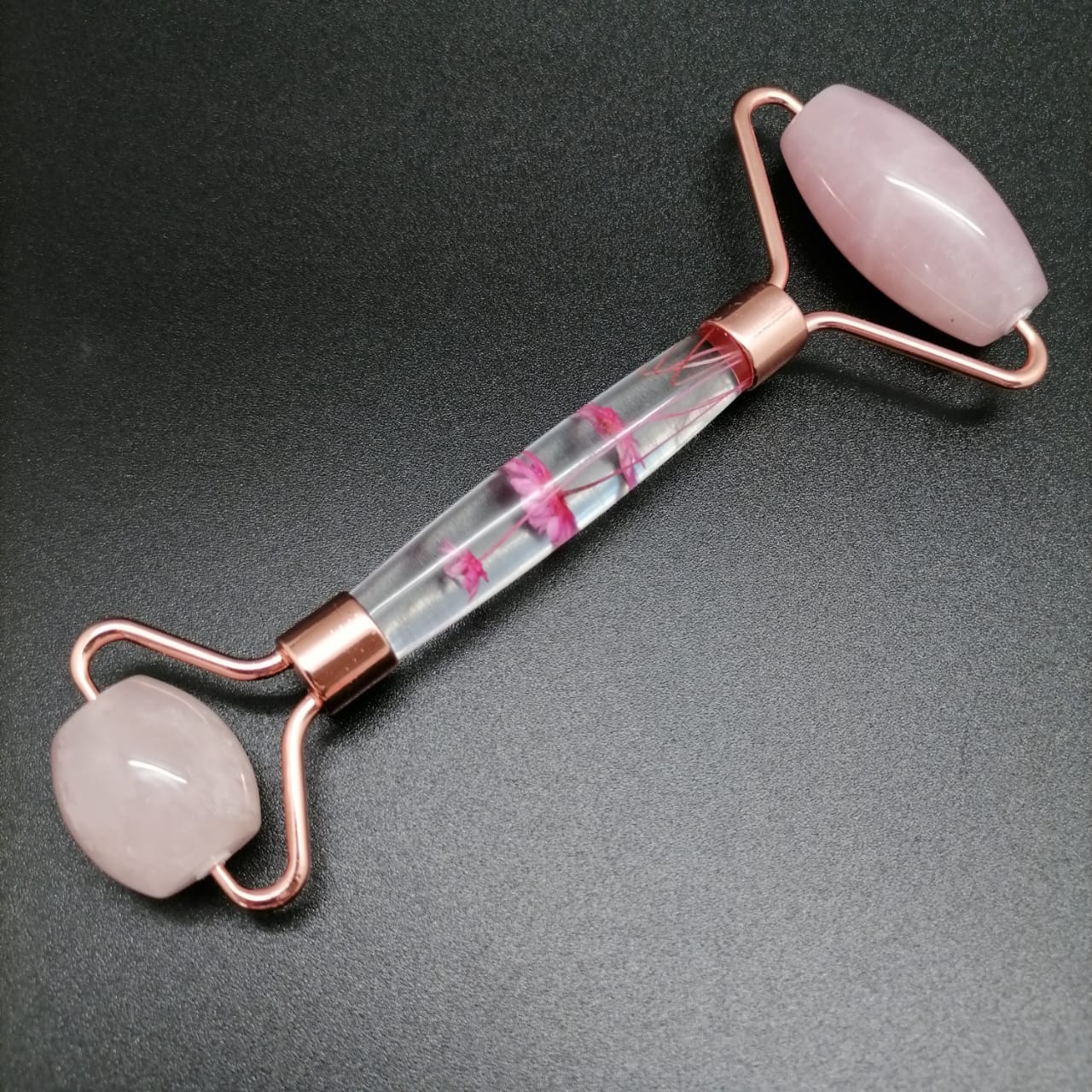 картинка Массажер-роллер для лица двусторонний из розового кварца, декоративная ручка с цветами 02 МР01Р0Ц2 от магазина El Corazon