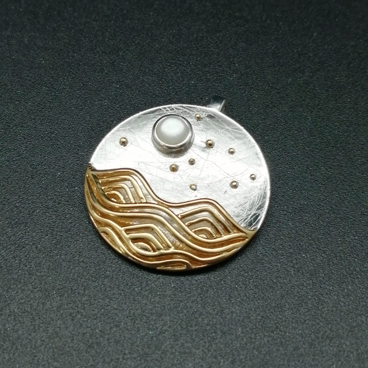 картинка Круглый кулон в виде луны и горр из серебра 925п с позолотой  от магазина El Corazon