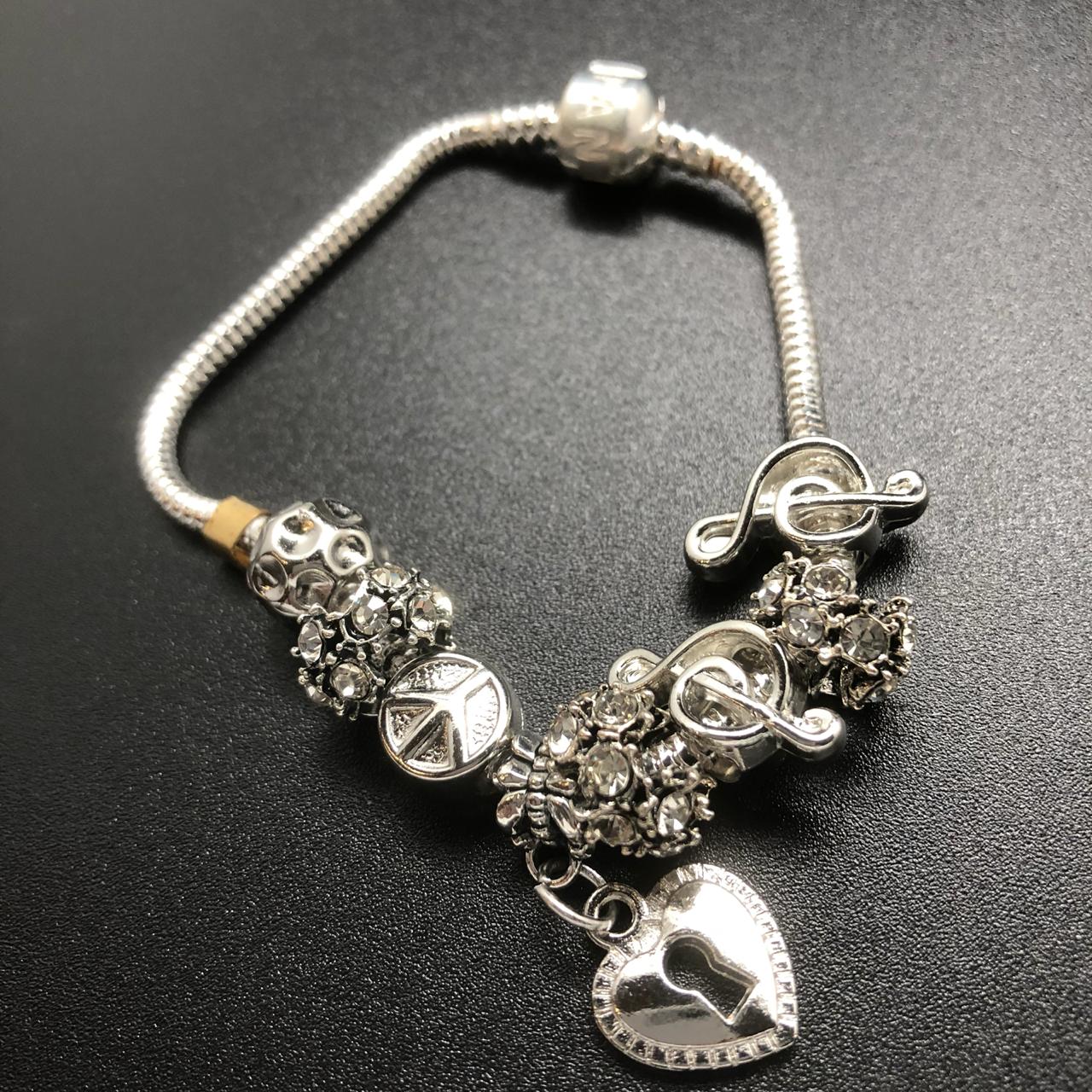 картинка Браслет из ювелирного метала с шармами и подвеской Сердце с замочком 06 от магазина El Corazon