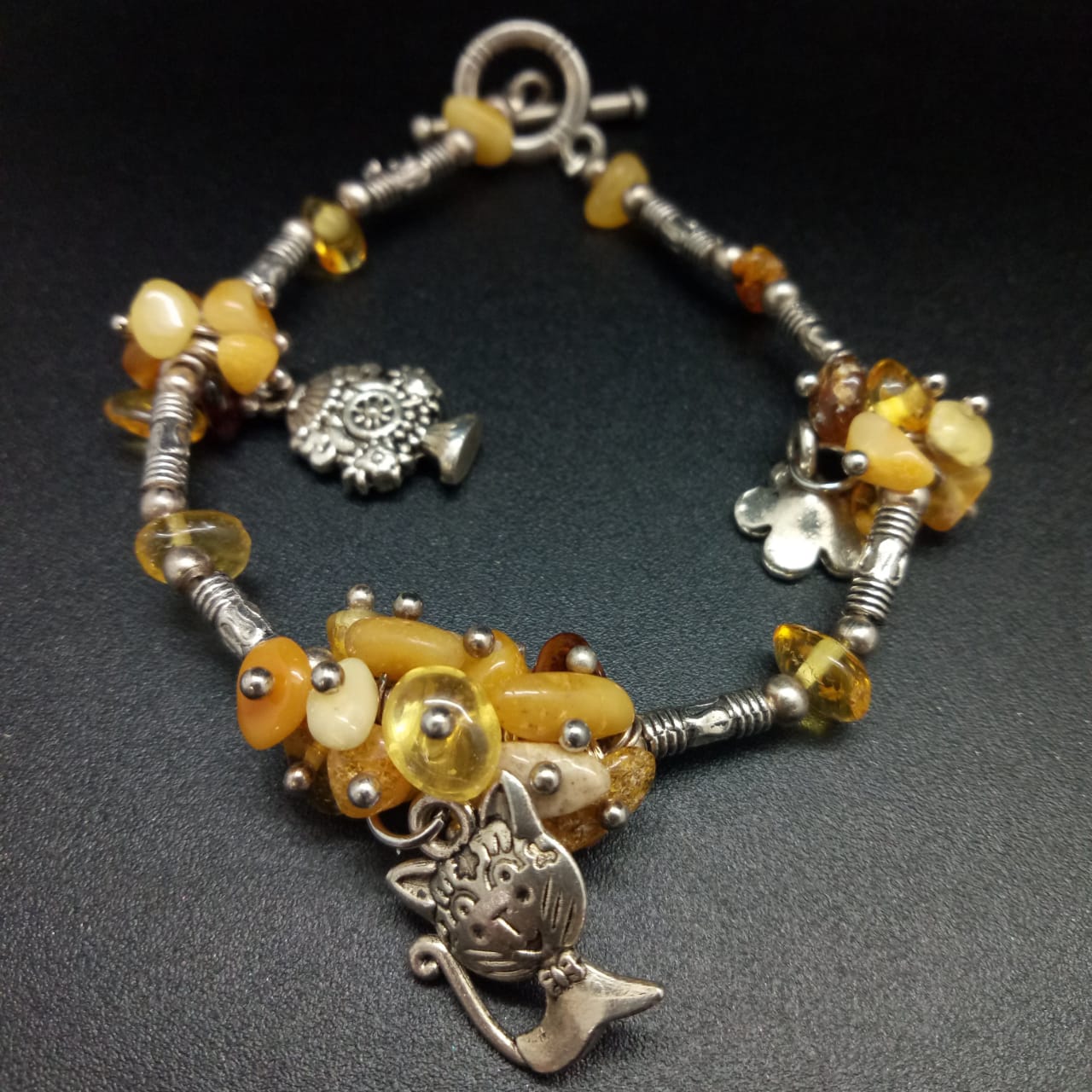картинка Браслет d 6,6 см, из янтаря, ювелирного металла и шармов 03 bracelet-158 от магазина El Corazon