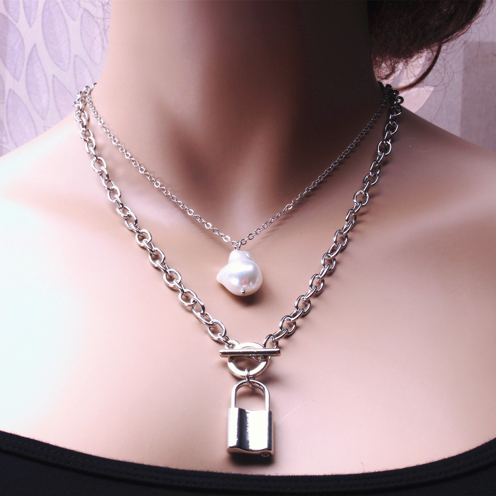 картинка Ожерелье из двух цепочек с подвесками бусиной и замочком, цвета серебра от магазина El Corazon