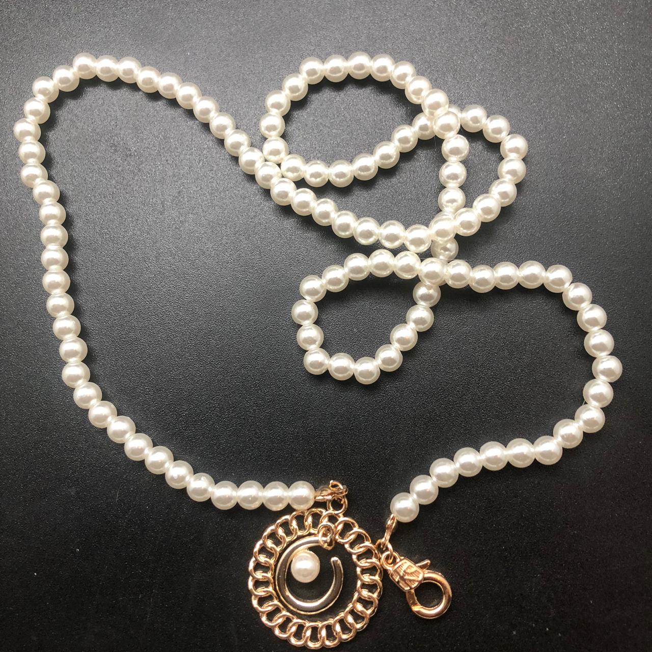 картинка Ожерелье из белых бусин с круглой подвеской от магазина El Corazon