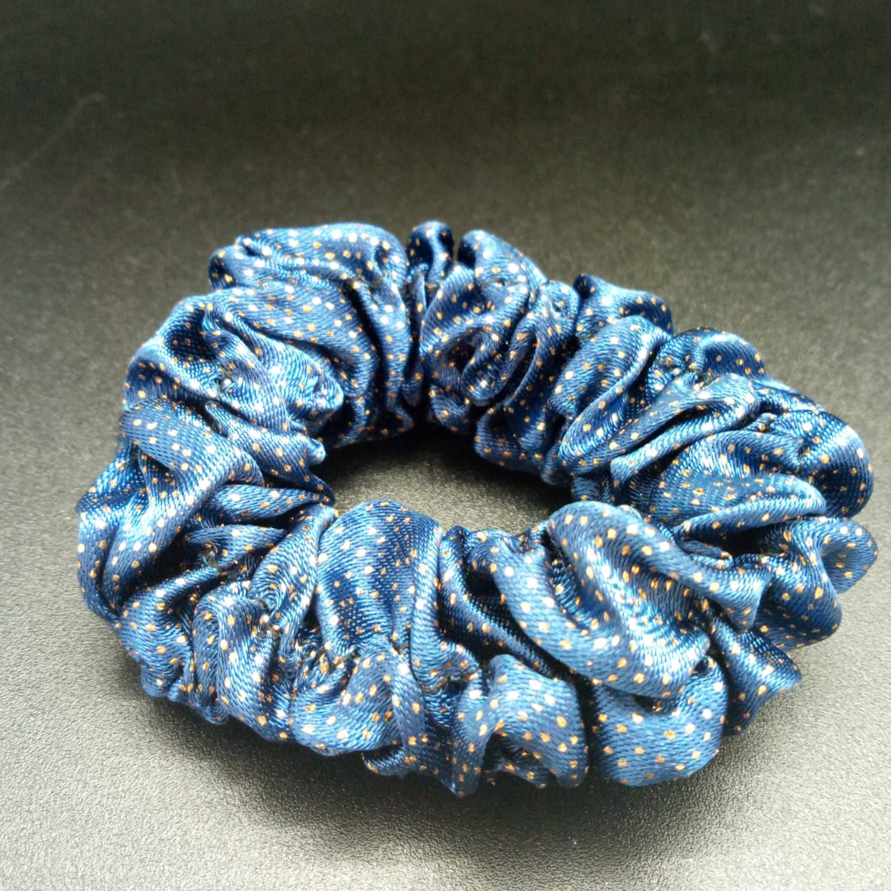 картинка Резинка для волос тканевая d - 6 см синяя в крапинку от магазина El Corazon