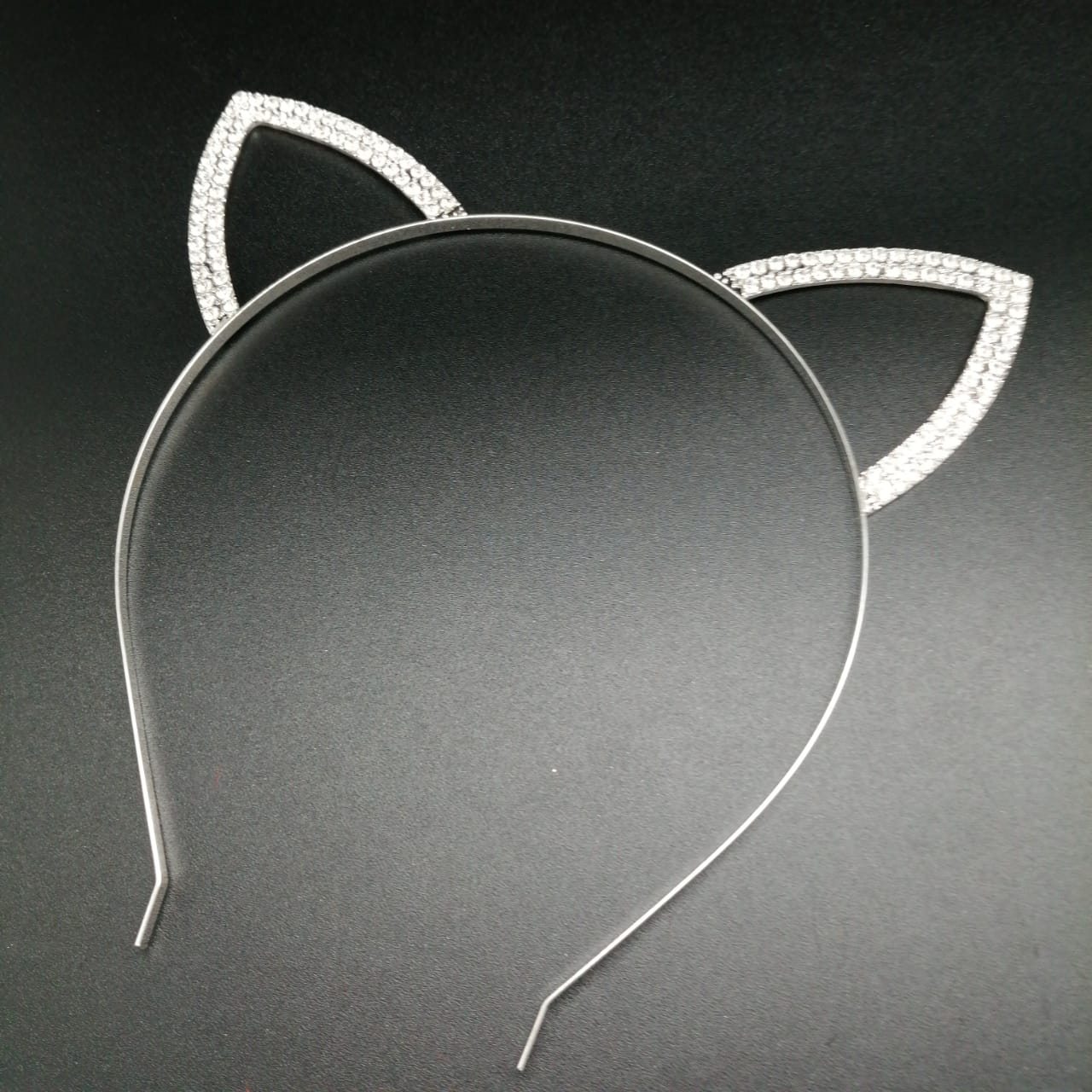 картинка Металлический ободок цвета серебра с ушками из страз 01 от магазина El Corazon