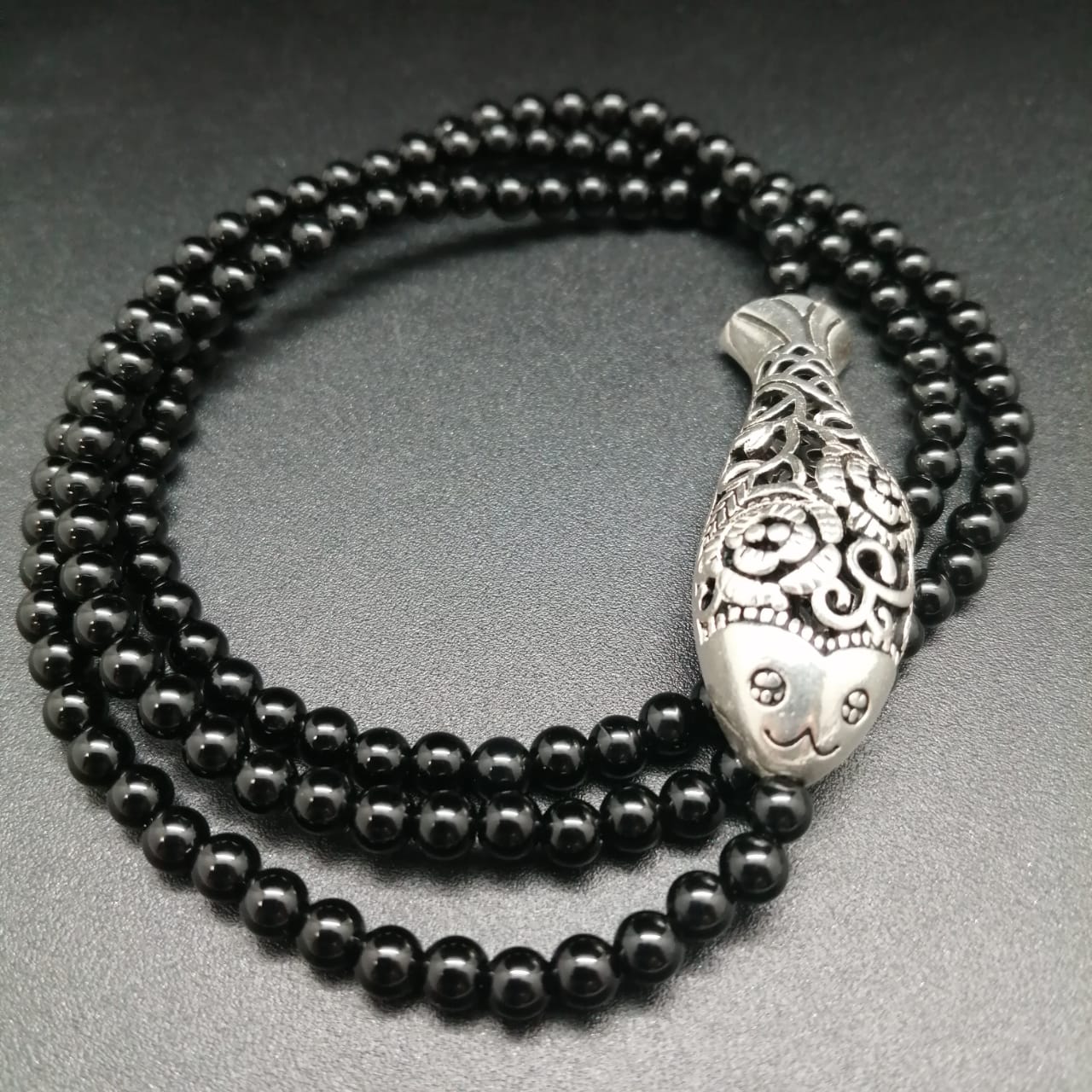картинка Браслет - ожерелье Рыбка 4 см из серебра и черного Агата, 62 см от магазина El Corazon