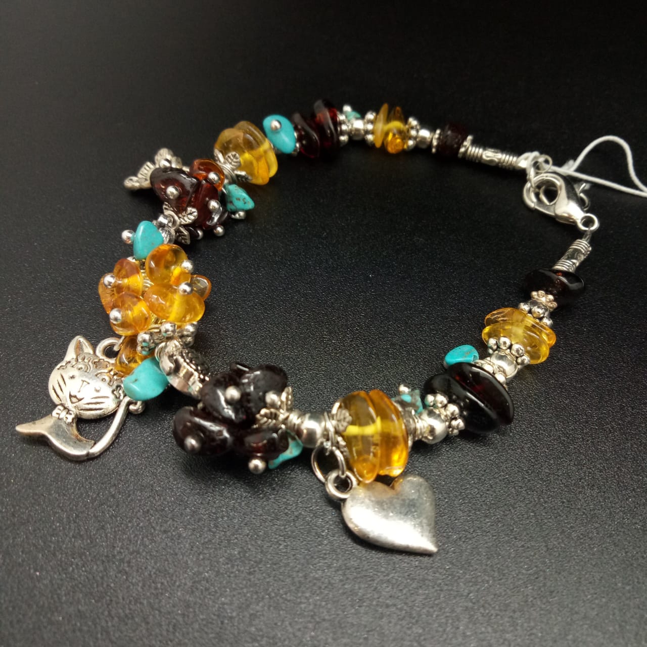 картинка Браслет d 8 см, из янтаря, бирюзы, ювелирного металла и шармов 01 bracelet-128 от магазина El Corazon