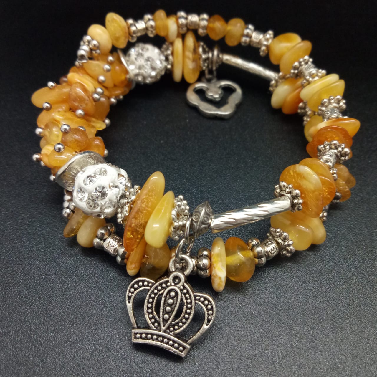 картинка Браслет-спираль из янтаря, ювелирного металла и шармов 05 bracelet-141 от магазина El Corazon