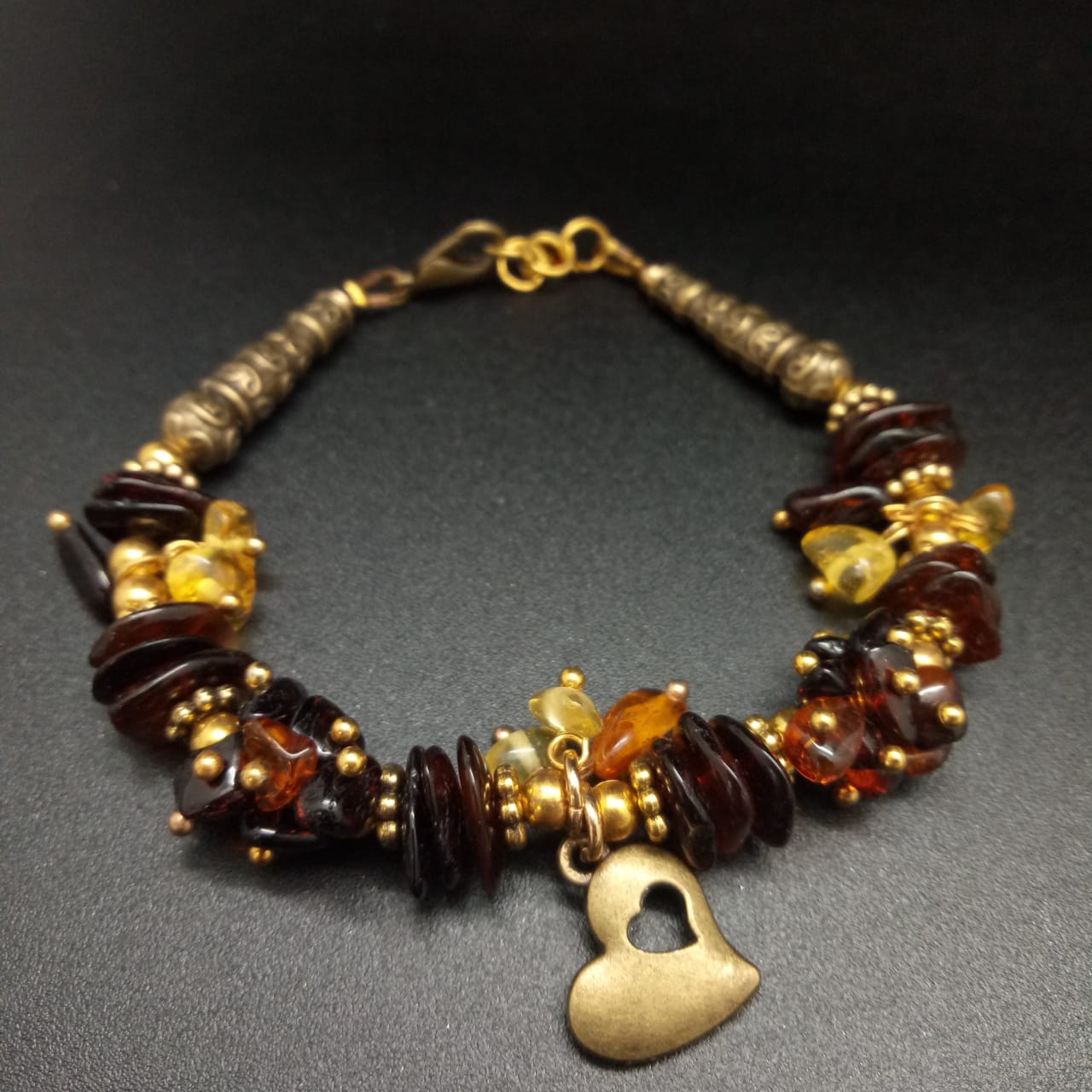 картинка Браслет d 7,2 см, из янтаря, ювелирного металла и шарма 01 bracelet-162 от магазина El Corazon