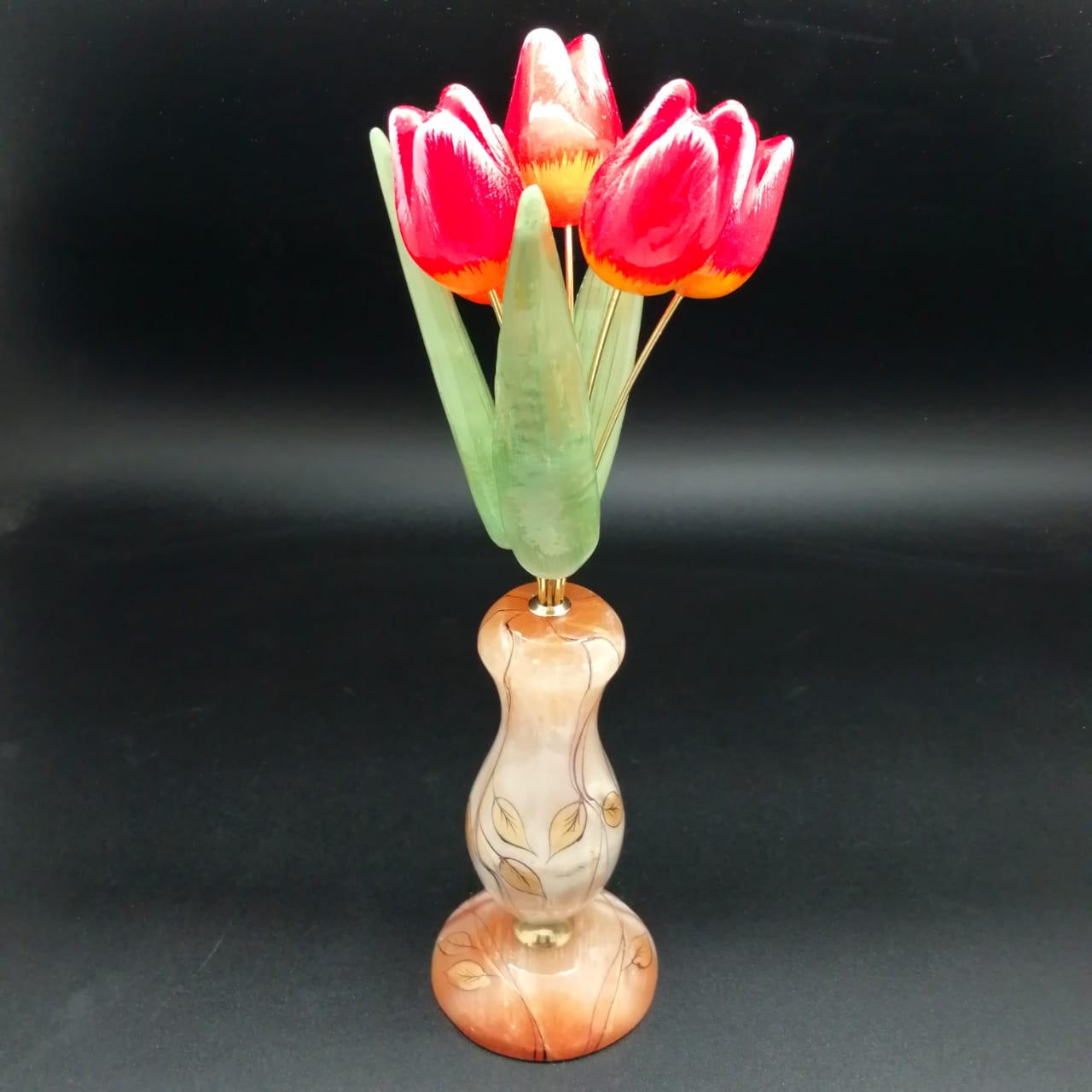 картинка Букет красных тюльпанов  в вазе  от магазина El Corazon