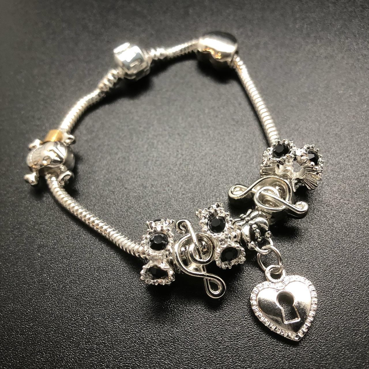 картинка Браслет из ювелирного метала с шармами и подвеской Сердце с замочком 01 от магазина El Corazon