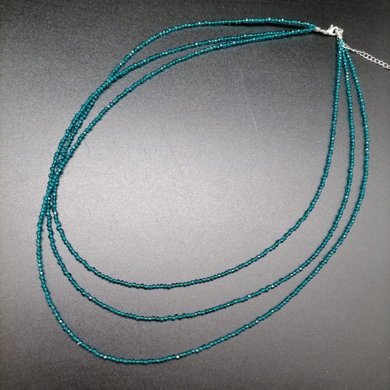 картинка Ожерелье - нитка из трех нитей изумрудной Шпинели 50х48х44 см, 1 мм ШП1250-01 от магазина El Corazon