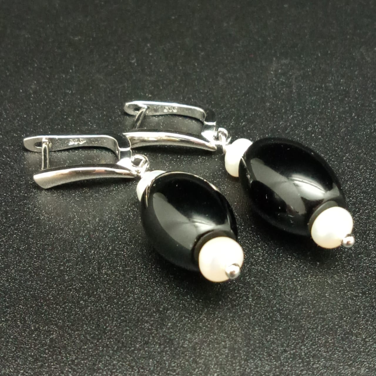 картинка Серьги из Черного агата, жемчуга и Корейской фурнитуры цвета серебра  от магазина El Corazon