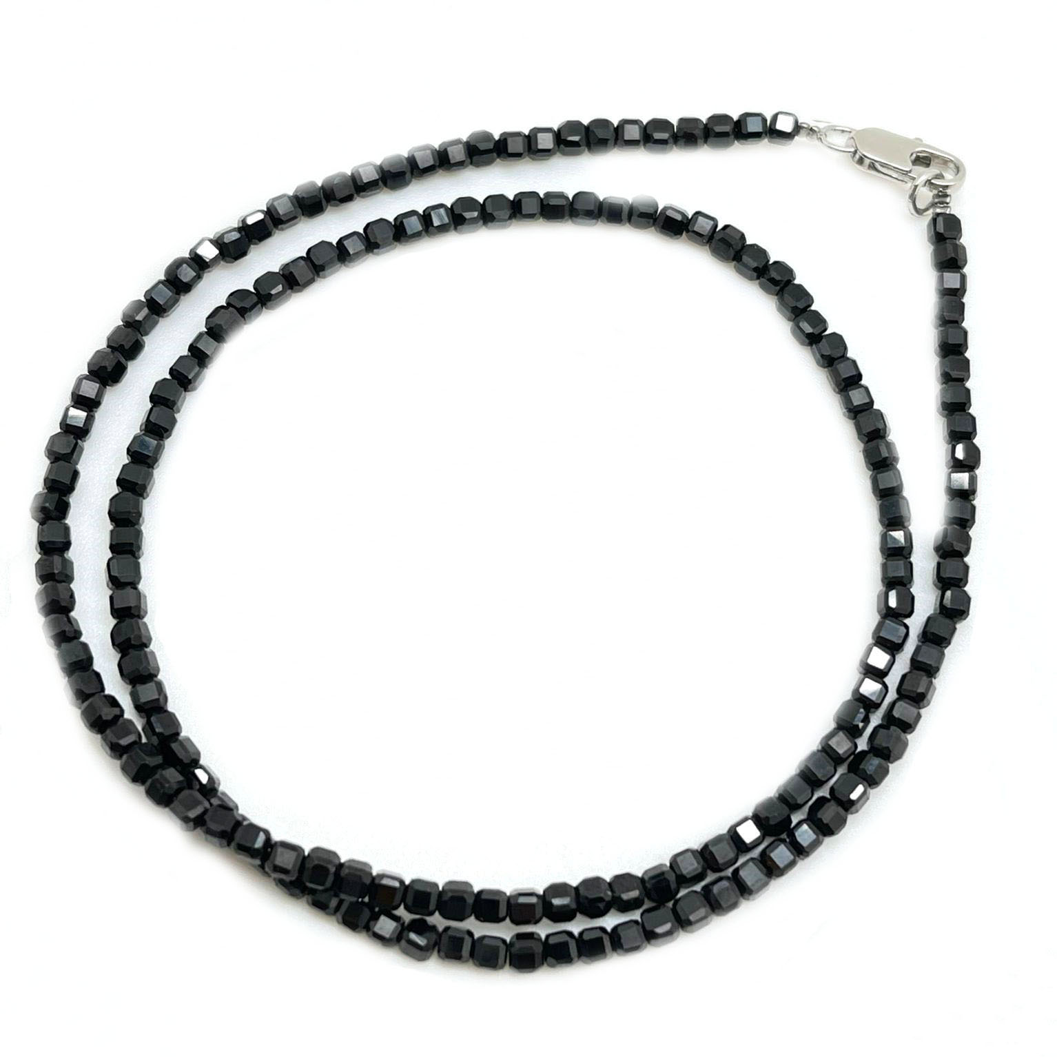 картинка Ожерелье из квадратных бусин черной шпинели 3мм  NL127 от магазина El Corazon