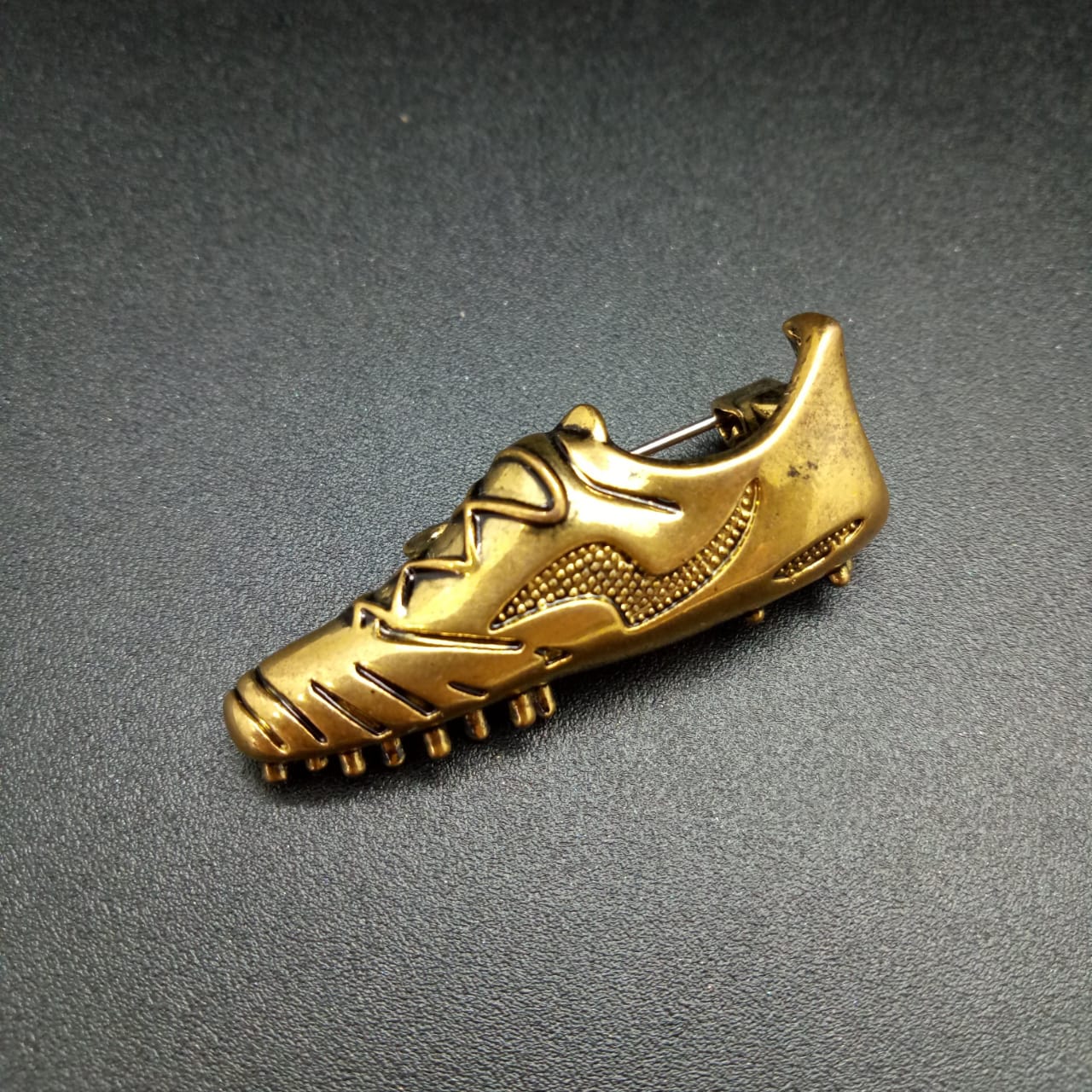 картинка Брошь Бутса футболиста золотого цвета  от магазина El Corazon